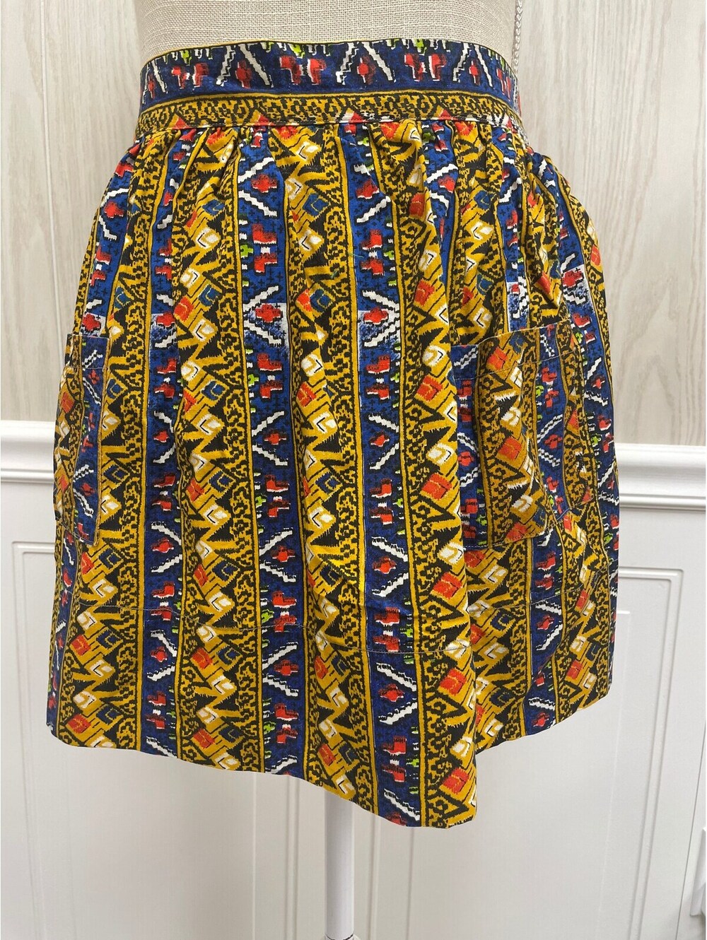 Vintage colorful apron w/ pockets